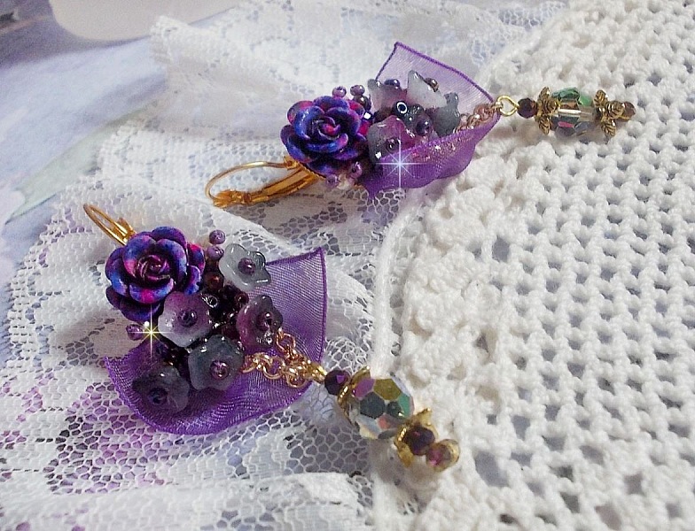 BO Lady Romantique brod&eacute;es sur un ruban organza Violet : fleurs en verre, rocailles, roses en r&eacute;sine Rose/Fuchsia sur des dormeuses. Les pendants en cristal affinent les boucles pour une belle Lady