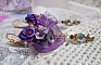 BO Lady Romantique brod&eacute;es sur un ruban organza Violet : fleurs en verre, rocailles, roses en r&eacute;sine Rose/Fuchsia sur des dormeuses. Les pendants en cristal affinent les boucles pour une belle Lady