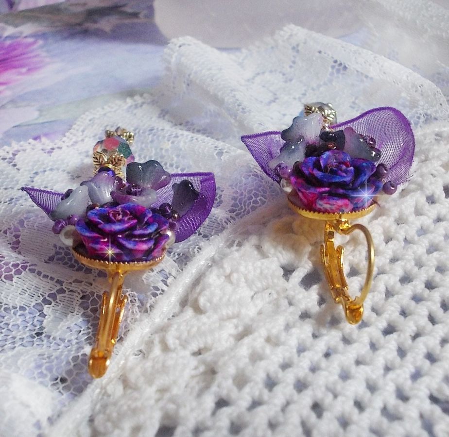 BO Lady Romantique brod&eacute;es sur un ruban organza Violet : fleurs en verre, rocailles, roses en r&eacute;sine Rose/Fuchsia sur des dormeuses. Les pendants en cristal affinent les boucles pour une belle Lady