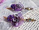 BO Lady Romantique brod&eacute;es sur un ruban organza Violet : fleurs en verre, rocailles, roses en r&eacute;sine Rose/Fuchsia sur des dormeuses. Les pendants en cristal affinent les boucles pour une belle Lady