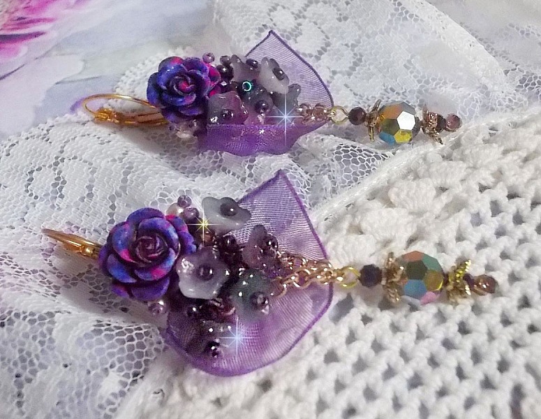 BO Lady Romantique brod&eacute;es sur un ruban organza Violet : fleurs en verre, rocailles, roses en r&eacute;sine Rose/Fuchsia sur des dormeuses. Les pendants en cristal affinent les boucles pour une belle Lady