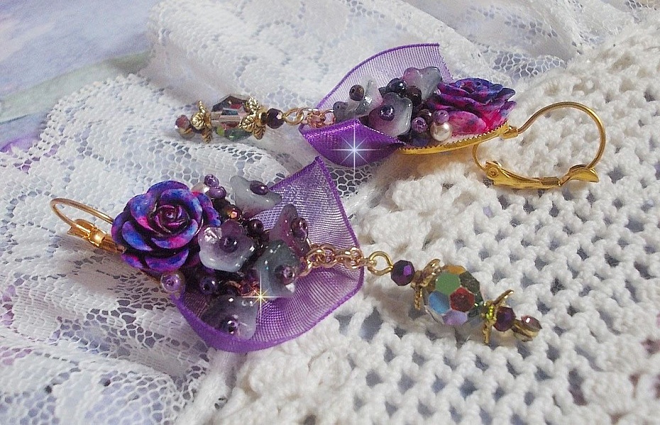 BO Lady Romantique brod&eacute;es sur un ruban organza Violet : fleurs en verre, rocailles, roses en r&eacute;sine Rose/Fuchsia sur des dormeuses. Les pendants en cristal affinent les boucles pour une belle Lady