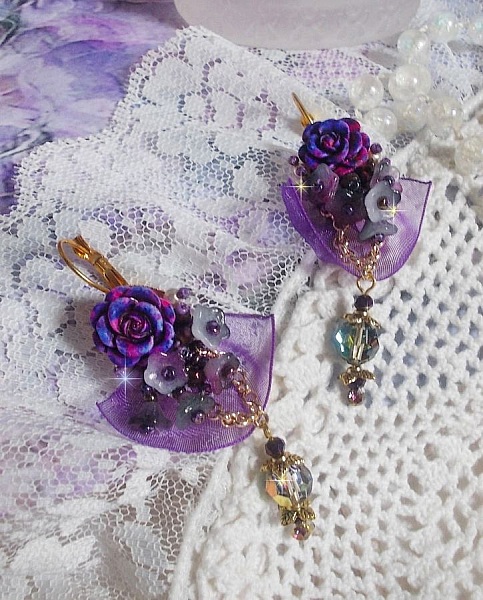 BO Lady Romantique brod&eacute;es sur un ruban organza Violet : fleurs en verre, rocailles, roses en r&eacute;sine Rose/Fuchsia sur des dormeuses. Les pendants en cristal affinent les boucles pour une belle Lady
