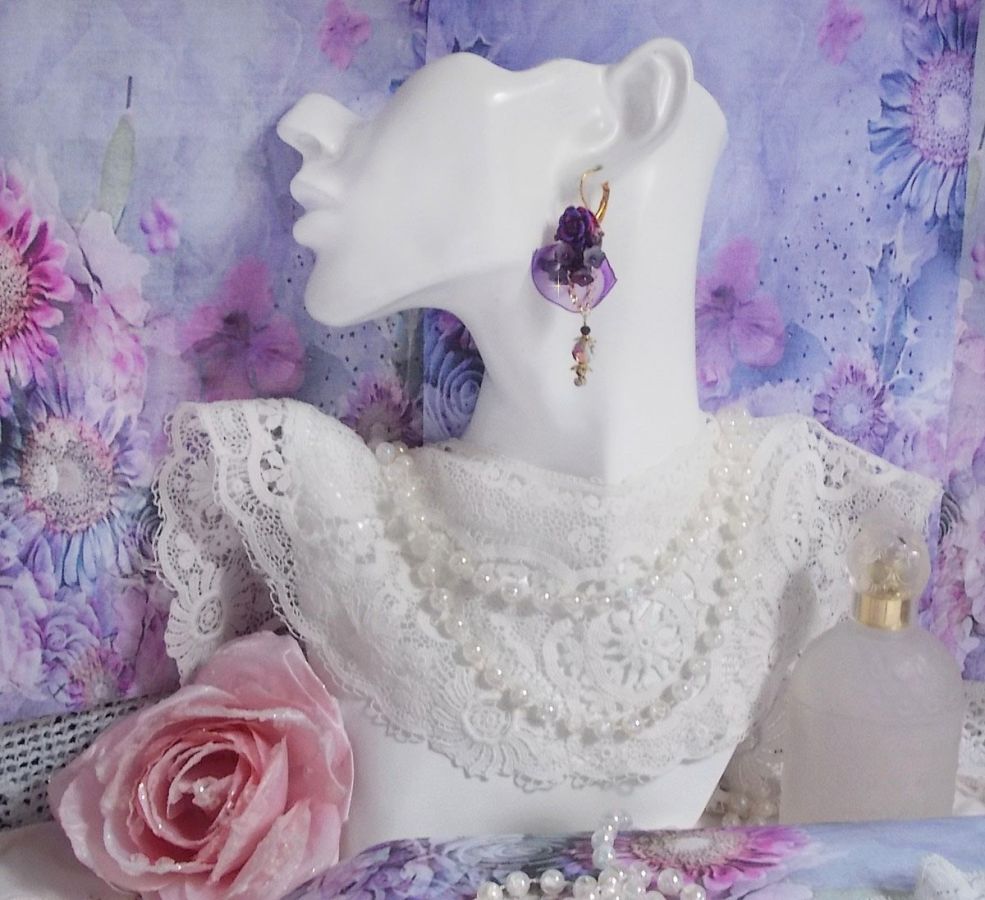 BO Lady Romantique brod&eacute;es sur un ruban organza Violet : fleurs en verre, rocailles, roses en r&eacute;sine Rose/Fuchsia sur des dormeuses. Les pendants en cristal affinent les boucles pour une belle Lady