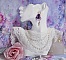 BO Lady Romantique brod&eacute;es sur un ruban organza Violet : fleurs en verre, rocailles, roses en r&eacute;sine Rose/Fuchsia sur des dormeuses. Les pendants en cristal affinent les boucles pour une belle Lady