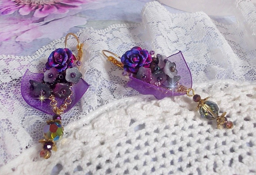 BO Lady Romantique brod&eacute;es sur un ruban organza Violet : fleurs en verre, rocailles, roses en r&eacute;sine Rose/Fuchsia sur des dormeuses. Les pendants en cristal affinent les boucles pour une belle Lady