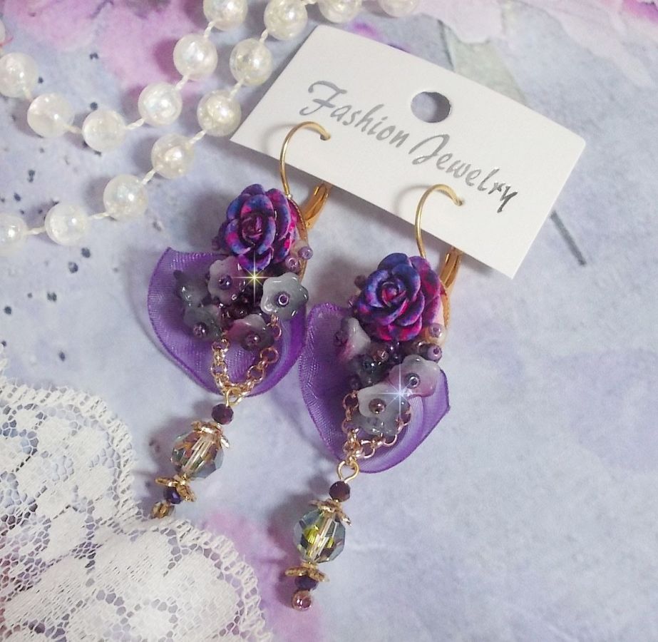 BO Lady Romantique brod&eacute;es sur un ruban organza Violet : fleurs en verre, rocailles, roses en r&eacute;sine Rose/Fuchsia sur des dormeuses. Les pendants en cristal affinent les boucles pour une belle Lady