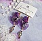 BO Lady Romantique brod&eacute;es sur un ruban organza Violet : fleurs en verre, rocailles, roses en r&eacute;sine Rose/Fuchsia sur des dormeuses. Les pendants en cristal affinent les boucles pour une belle Lady