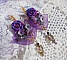 BO Lady Romantique brod&eacute;es sur un ruban organza Violet : fleurs en verre, rocailles, roses en r&eacute;sine Rose/Fuchsia sur des dormeuses. Les pendants en cristal affinent les boucles pour une belle Lady