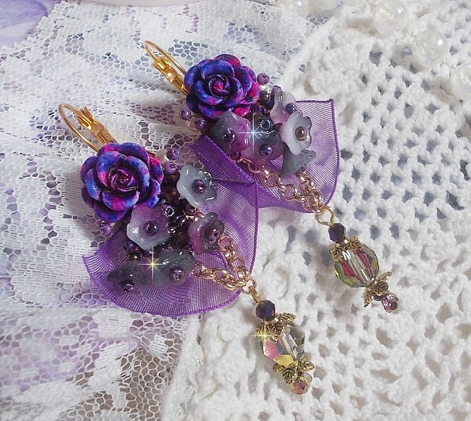 BO Lady Romantique brod&eacute;es sur un ruban organza Violet : fleurs en verre, rocailles, roses en r&eacute;sine Rose/Fuchsia sur des dormeuses. Les pendants en cristal affinent les boucles pour une belle Lady