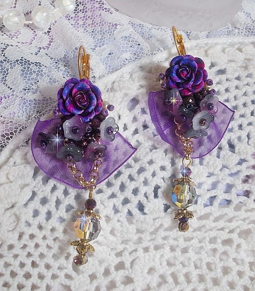 BO Lady Romantique brod&eacute;es sur un ruban organza Violet : fleurs en verre, rocailles, roses en r&eacute;sine Rose/Fuchsia sur des dormeuses. Les pendants en cristal affinent les boucles pour une belle Lady
