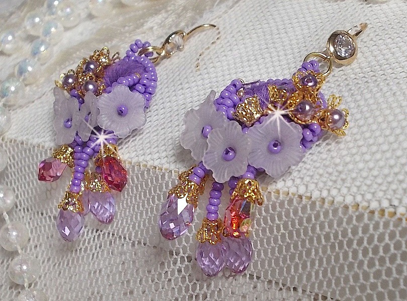 BO Laureline brod&eacute;es avec un fil coton Violet &agrave; laquelle s'ajoute des fleurs Lucites, des gouttes Rose AB, Lavende, perles rondes nacr&eacute;es Mauve, calottes filigran&eacute;es et crochets d'oreilles Cristal