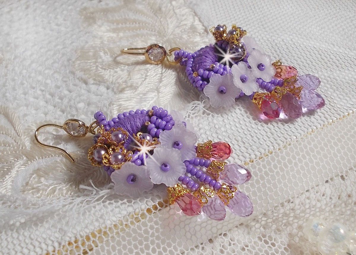 BO Laureline brod&eacute;es avec un fil coton Violet &agrave; laquelle s'ajoute des fleurs Lucites, des gouttes Rose AB, Lavende, perles rondes nacr&eacute;es Mauve, calottes filigran&eacute;es et crochets d'oreilles Cristal