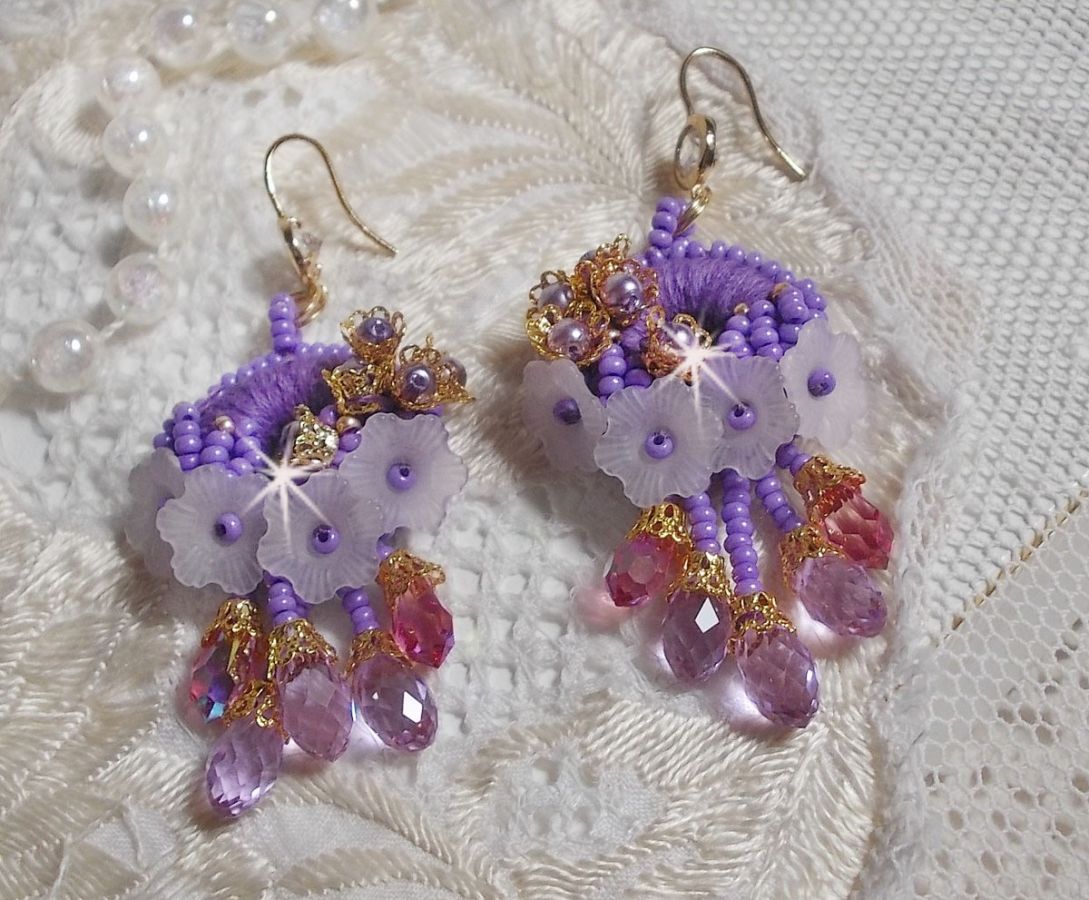 BO Laureline brod&eacute;es avec un fil coton Violet &agrave; laquelle s'ajoute des fleurs Lucites, des gouttes Rose AB, Lavende, perles rondes nacr&eacute;es Mauve, calottes filigran&eacute;es et crochets d'oreilles Cristal
