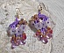 BO Laureline brod&eacute;es avec un fil coton Violet &agrave; laquelle s'ajoute des fleurs Lucites, des gouttes Rose AB, Lavende, perles rondes nacr&eacute;es Mauve, calottes filigran&eacute;es et crochets d'oreilles Cristal