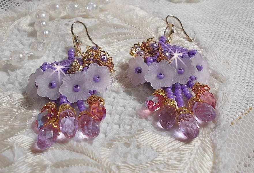 BO Laureline brod&eacute;es avec un fil coton Violet &agrave; laquelle s'ajoute des fleurs Lucites, des gouttes Rose AB, Lavende, perles rondes nacr&eacute;es Mauve, calottes filigran&eacute;es et crochets d'oreilles Cristal