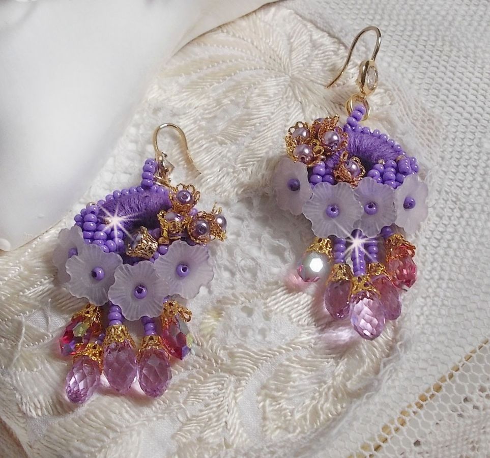 BO Laureline brod&eacute;es avec un fil coton Violet &agrave; laquelle s'ajoute des fleurs Lucites, des gouttes Rose AB, Lavende, perles rondes nacr&eacute;es Mauve, calottes filigran&eacute;es et crochets d'oreilles Cristal