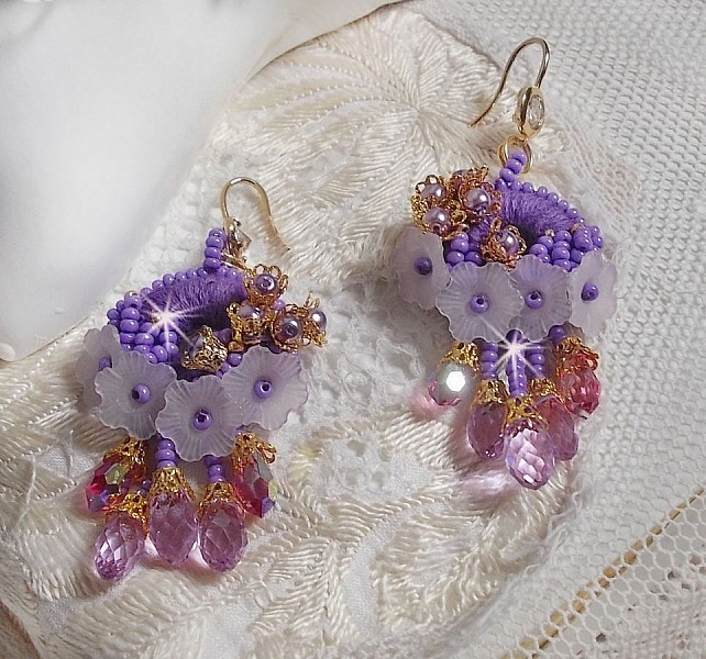 BO Laureline brod&eacute;es avec un fil coton Violet &agrave; laquelle s'ajoute des fleurs Lucites, des gouttes Rose AB, Lavende, perles rondes nacr&eacute;es Mauve, calottes filigran&eacute;es et crochets d'oreilles Cristal