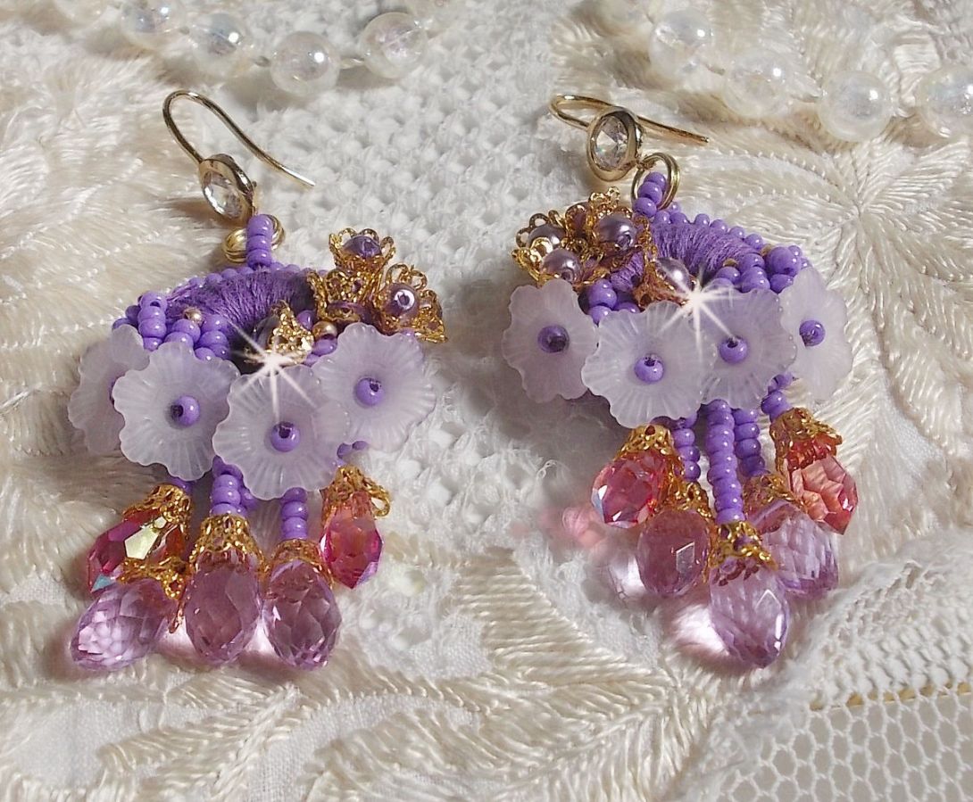 BO Laureline brod&eacute;es avec un fil coton Violet &agrave; laquelle s'ajoute des fleurs Lucites, des gouttes Rose AB, Lavende, perles rondes nacr&eacute;es Mauve, calottes filigran&eacute;es et crochets d'oreilles Cristal