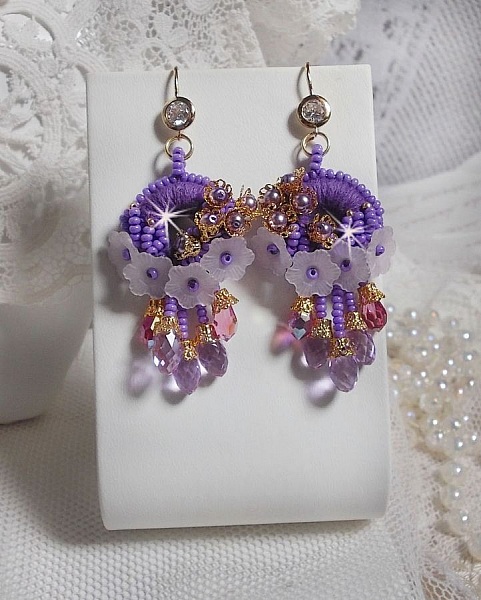 BO Laureline brod&eacute;es avec un fil coton Violet &agrave; laquelle s'ajoute des fleurs Lucites, des gouttes Rose AB, Lavende, perles rondes nacr&eacute;es Mauve, calottes filigran&eacute;es et crochets d'oreilles Cristal