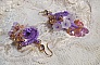 BO Laureline brod&eacute;es avec un fil coton Violet &agrave; laquelle s'ajoute des fleurs Lucites, des gouttes Rose AB, Lavende, perles rondes nacr&eacute;es Mauve, calottes filigran&eacute;es et crochets d'oreilles Cristal