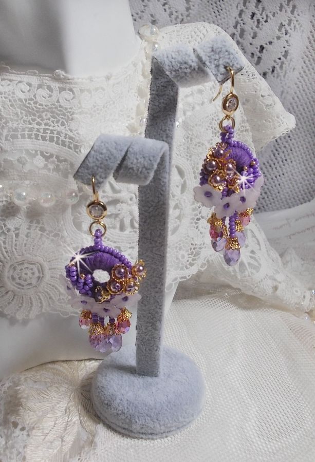 BO Laureline brod&eacute;es avec un fil coton Violet &agrave; laquelle s'ajoute des fleurs Lucites, des gouttes Rose AB, Lavende, perles rondes nacr&eacute;es Mauve, calottes filigran&eacute;es et crochets d'oreilles Cristal