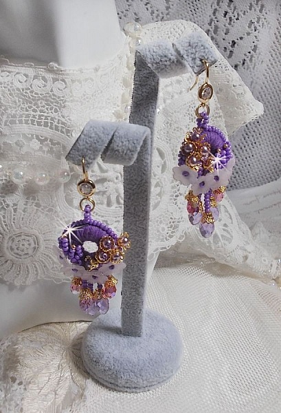 BO Laureline brod&eacute;es avec un fil coton Violet &agrave; laquelle s'ajoute des fleurs Lucites, des gouttes Rose AB, Lavende, perles rondes nacr&eacute;es Mauve, calottes filigran&eacute;es et crochets d'oreilles Cristal