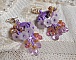 BO Laureline brod&eacute;es avec un fil coton Violet &agrave; laquelle s'ajoute des fleurs Lucites, des gouttes Rose AB, Lavende, perles rondes nacr&eacute;es Mauve, calottes filigran&eacute;es et crochets d'oreilles Cristal