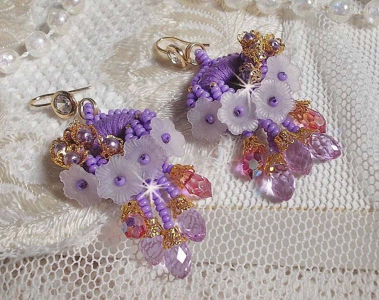 BO Laureline brod&eacute;es avec un fil coton Violet &agrave; laquelle s'ajoute des fleurs Lucites, des gouttes Rose AB, Lavende, perles rondes nacr&eacute;es Mauve, calottes filigran&eacute;es et crochets d'oreilles Cristal