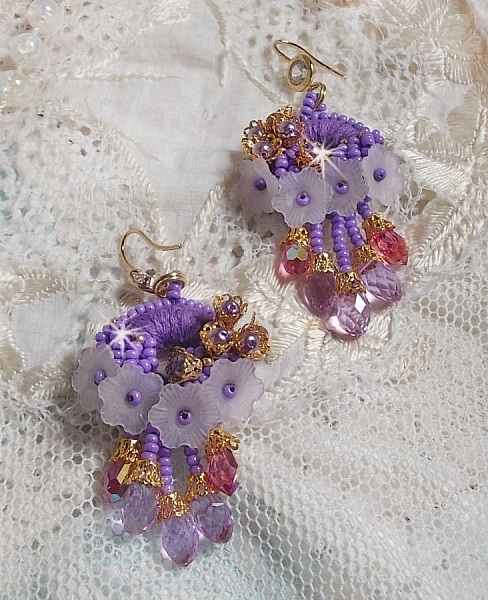 BO Laureline brod&eacute;es avec un fil coton Violet &agrave; laquelle s'ajoute des fleurs Lucites, des gouttes Rose AB, Lavende, perles rondes nacr&eacute;es Mauve, calottes filigran&eacute;es et crochets d'oreilles Cristal