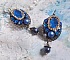 BO Leila avec des cabochons ovales de couleur Royal Blue &agrave; laquelle s&rsquo;ajoute des cabochons ronds, perles nacr&eacute;es et fleurs. Ils sont tous en Cristal, les dormeuses couleur Bronze sont en Laiton