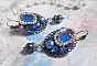 BO Leila avec des cabochons ovales de couleur Royal Blue &agrave; laquelle s&rsquo;ajoute des cabochons ronds, perles nacr&eacute;es et fleurs. Ils sont tous en Cristal, les dormeuses couleur Bronze sont en Laiton
