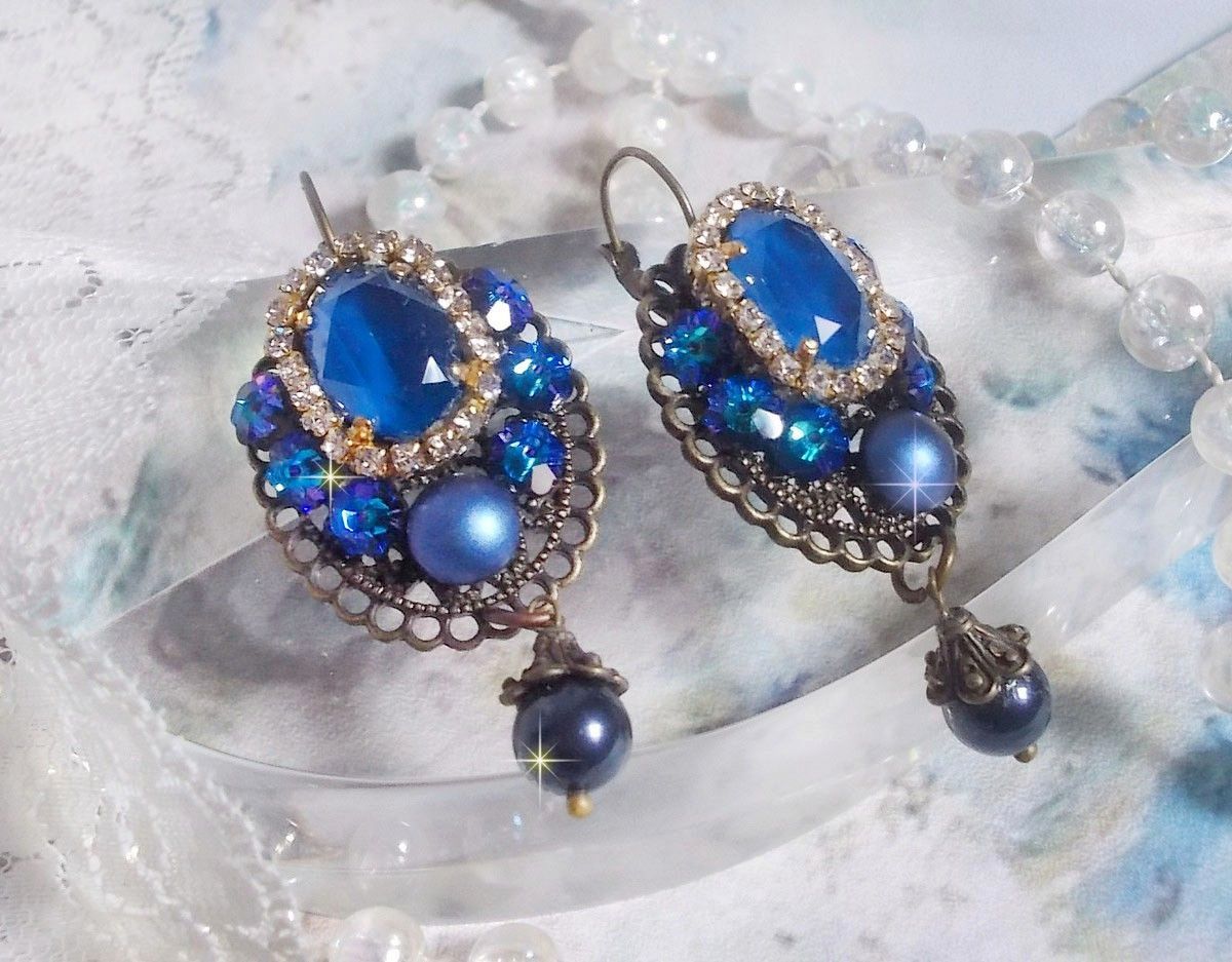 BO Leila avec des cabochons ovales de couleur Royal Blue &agrave; laquelle s&rsquo;ajoute des cabochons ronds, perles nacr&eacute;es et fleurs. Ils sont tous en Cristal, les dormeuses couleur Bronze sont en Laiton
