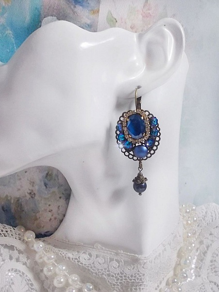 BO Leila avec des cabochons ovales de couleur Royal Blue &agrave; laquelle s&rsquo;ajoute des cabochons ronds, perles nacr&eacute;es et fleurs. Ils sont tous en Cristal, les dormeuses couleur Bronze sont en Laiton
