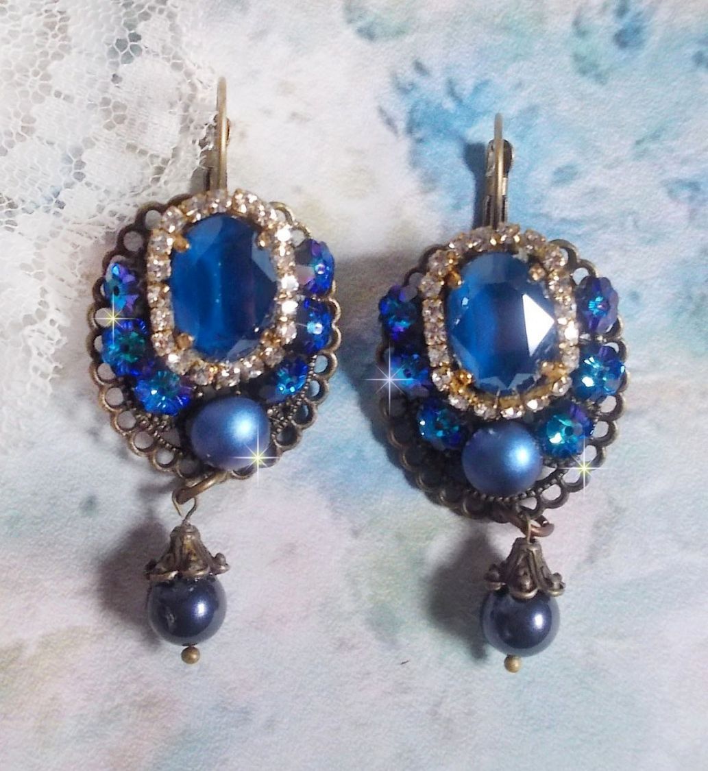 BO Leila avec des cabochons ovales de couleur Royal Blue &agrave; laquelle s&rsquo;ajoute des cabochons ronds, perles nacr&eacute;es et fleurs. Ils sont tous en Cristal, les dormeuses couleur Bronze sont en Laiton