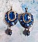 BO Leila avec des cabochons ovales de couleur Royal Blue &agrave; laquelle s&rsquo;ajoute des cabochons ronds, perles nacr&eacute;es et fleurs. Ils sont tous en Cristal, les dormeuses couleur Bronze sont en Laiton
