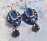 BO Leila avec des cabochons ovales de couleur Royal Blue &agrave; laquelle s&rsquo;ajoute des cabochons ronds, perles nacr&eacute;es et fleurs. Ils sont tous en Cristal, les dormeuses couleur Bronze sont en Laiton