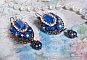 BO Leila avec des cabochons ovales de couleur Royal Blue &agrave; laquelle s&rsquo;ajoute des cabochons ronds, perles nacr&eacute;es et fleurs. Ils sont tous en Cristal, les dormeuses couleur Bronze sont en Laiton