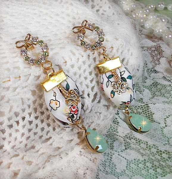 Boucles d'oreilles Liberty artisanales avec papillons et cristaux dorés.