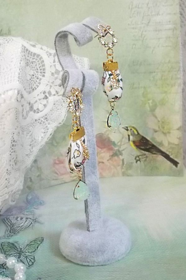 Boucles d'oreilles pendantes Liberty fleuries avec papillons et zirconium.