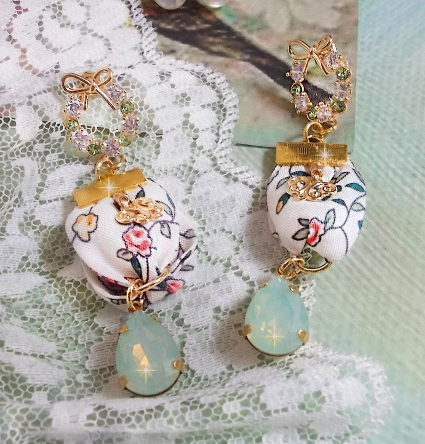 Boucles d'oreilles pendantes Liberty fleuries avec papillons plaqué or.