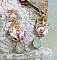 Boucles d'oreilles pendantes Liberty fleuries avec papillons plaqué or.