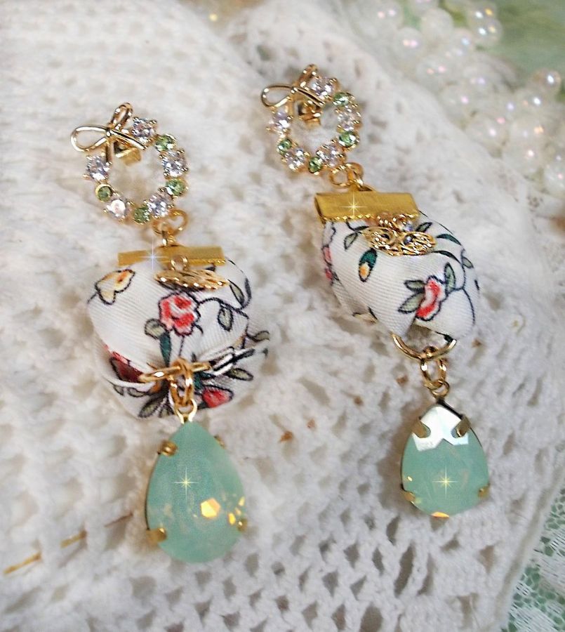 Boucles d'oreilles pendantes Liberty fleuries avec cristaux plaqué or.