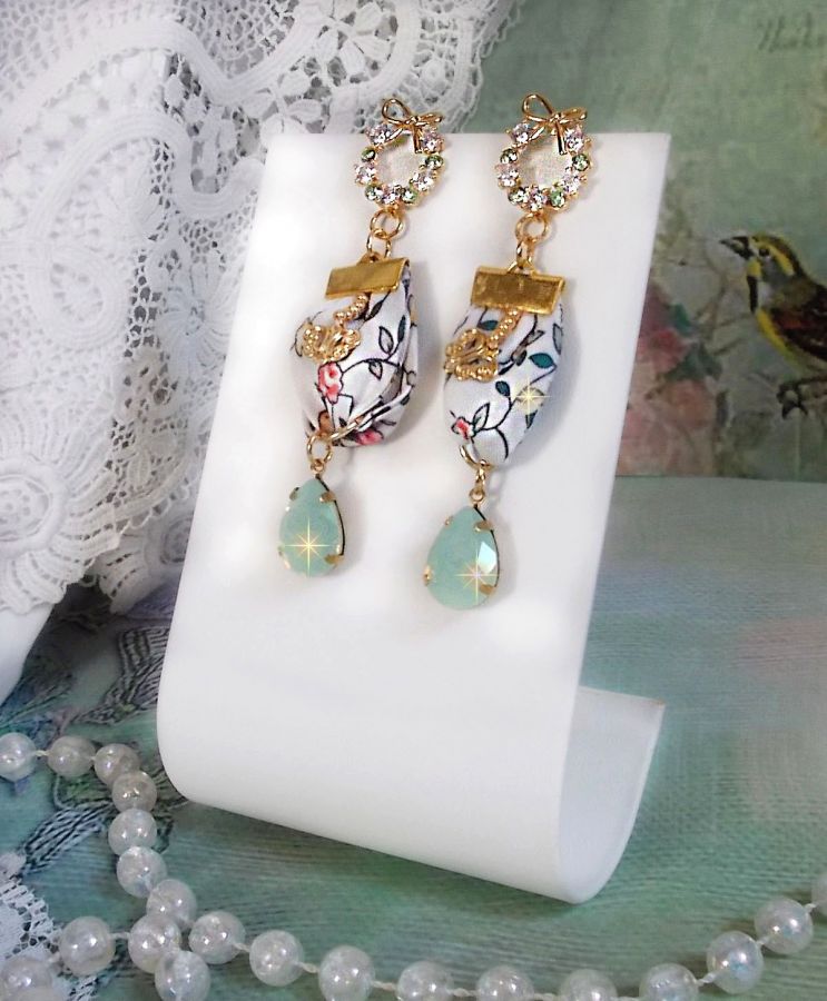 Boucles d'oreilles pendantes Liberty fleuries avec papillons et zirconium.