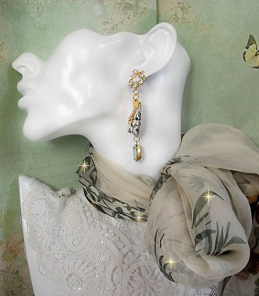 Boucles d'oreilles Liberty artisanales avec ruban et cristaux dorés.