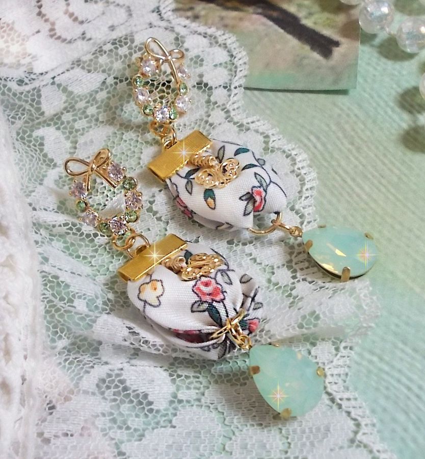 Boucles d'oreilles Liberty fleuries, papillons dorés et cristaux zirconium.