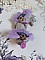 Boucles d'oreilles lilas à pompons, breloques émaillées et puces métal.