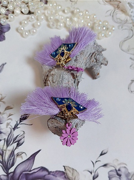 Boucles d'oreilles lilas à pompons, breloques émaillées et puces métal.
