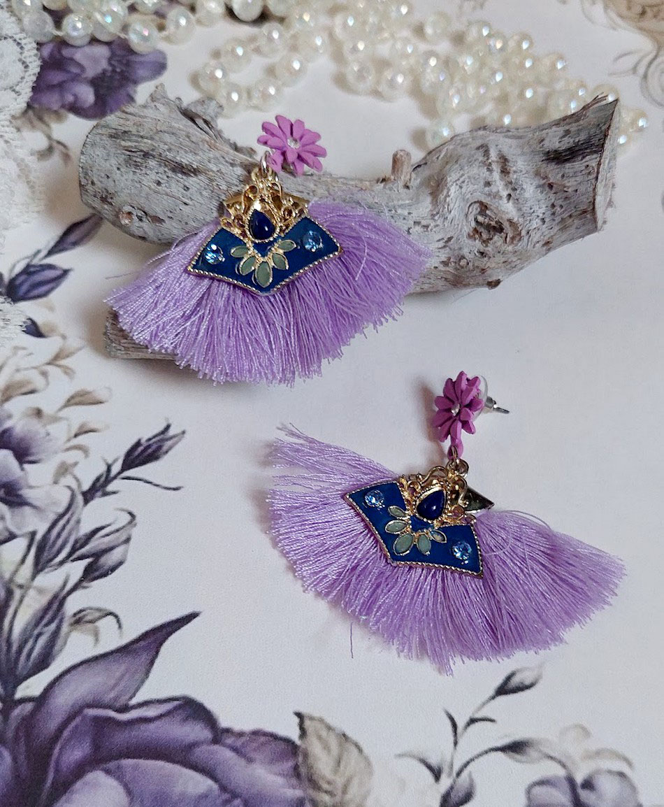 Boucles d'oreilles lilas à pompons et breloques demi-lune émaillées.