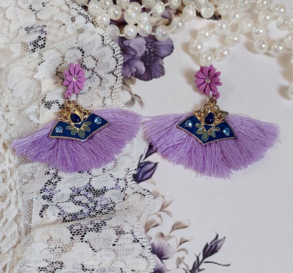 Boucles d'oreilles pendantes lilas avec pompons et breloques émaillées.